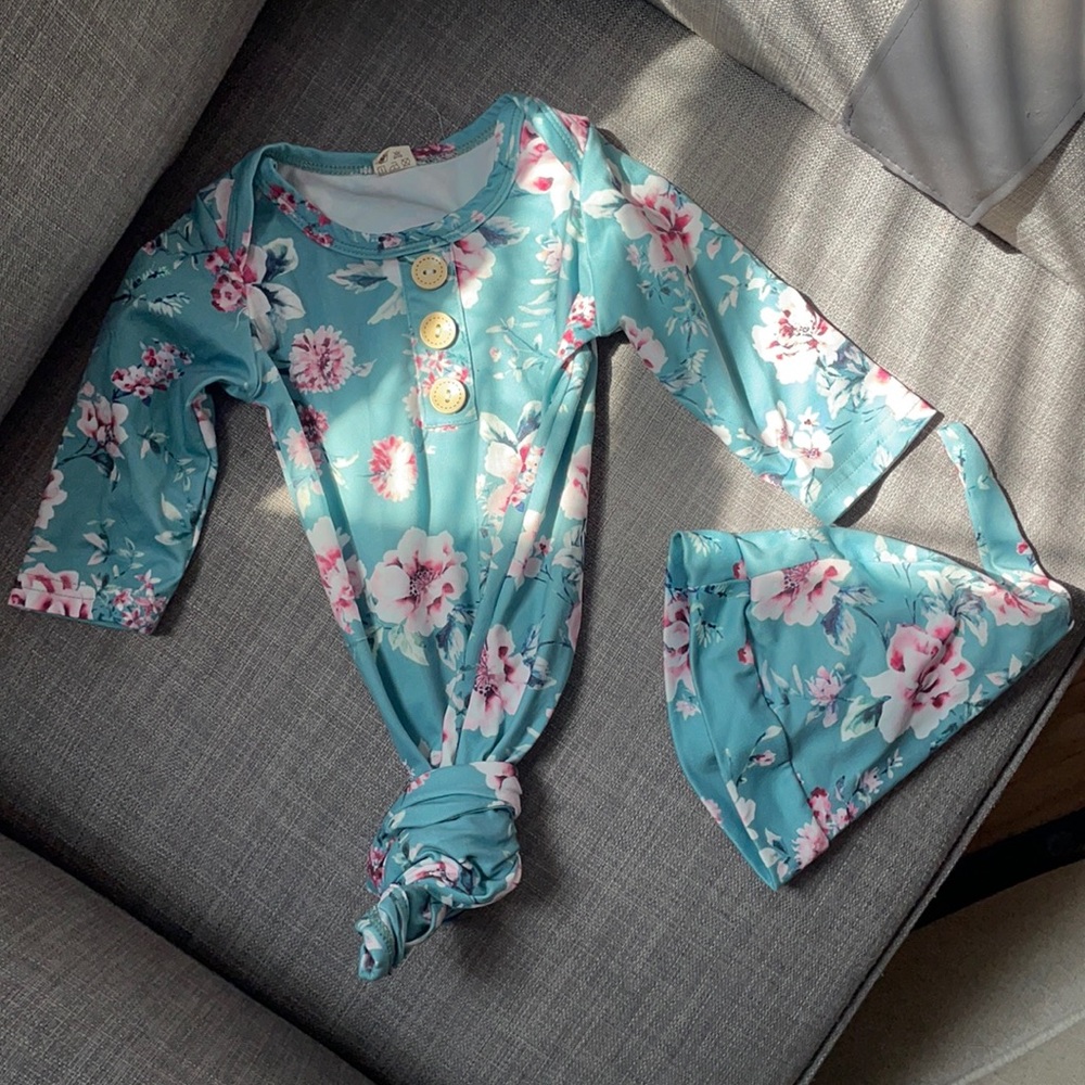 2 baby sleeping gowns